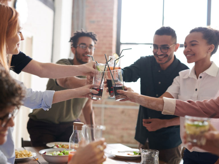 Personnes heureuses d'être en colocation