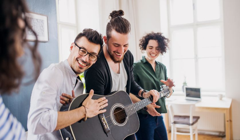 Colocataires jouant ensemble à une guitare