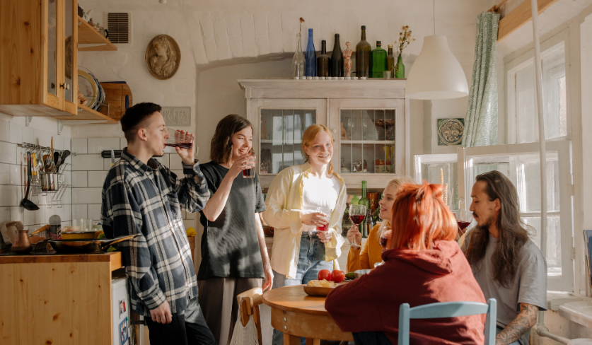 Colocataires partageant un repas autour d'une table