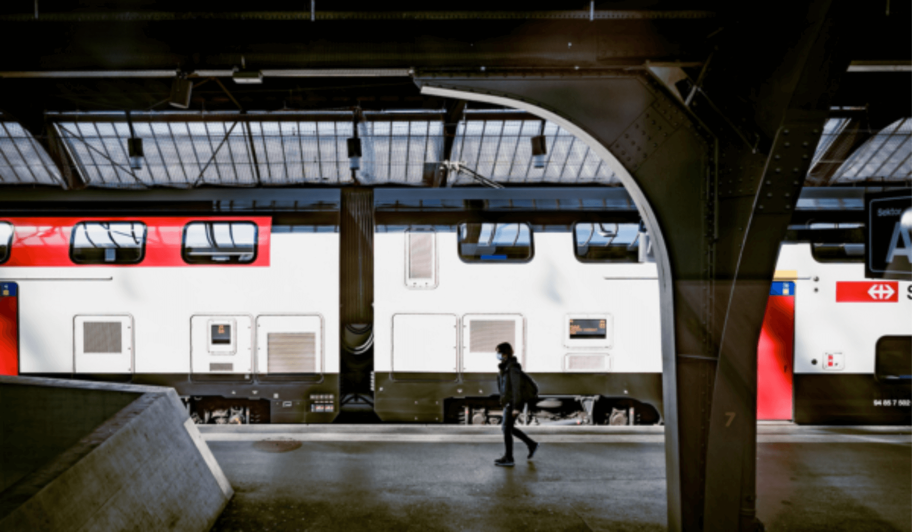 Gare où on y voit un train CFF