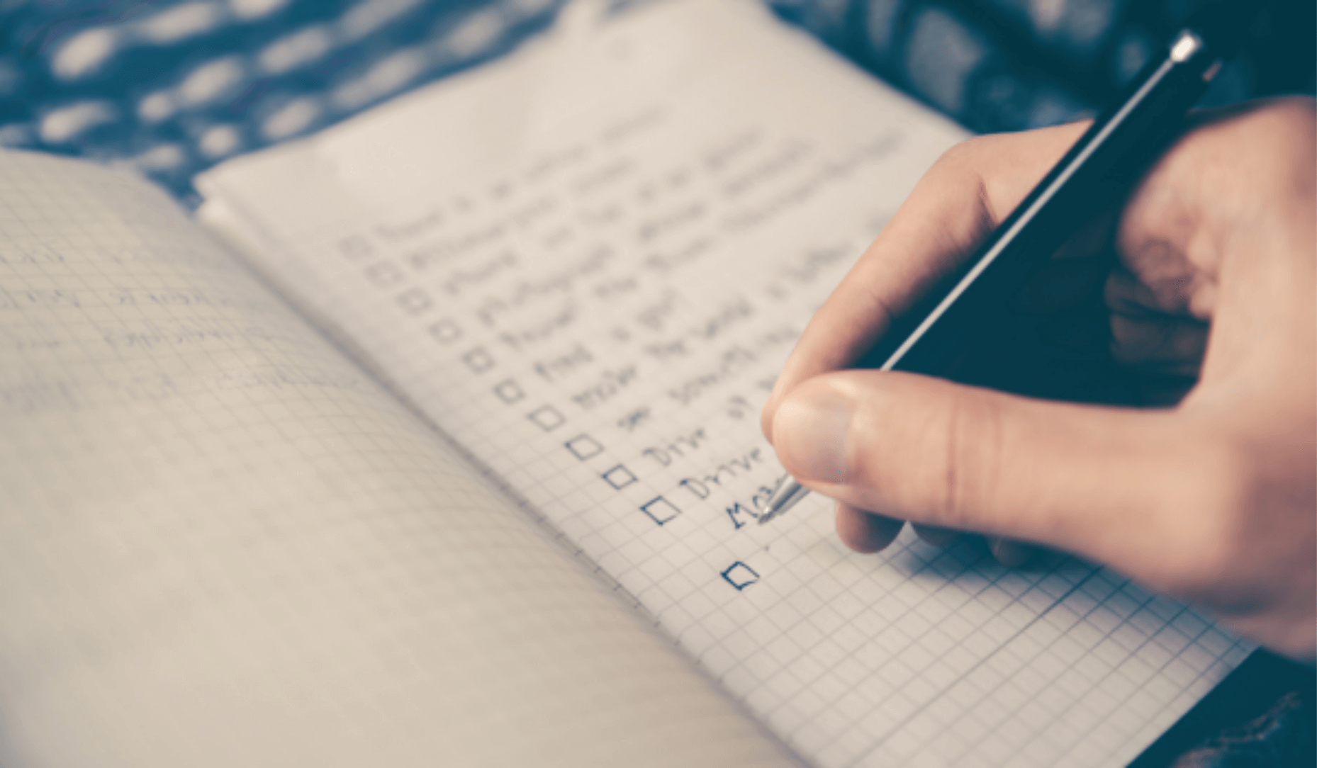 Une main où on voit qu'elle fait sa check-list pour prioriser ses critères pour la recherche d'un logement