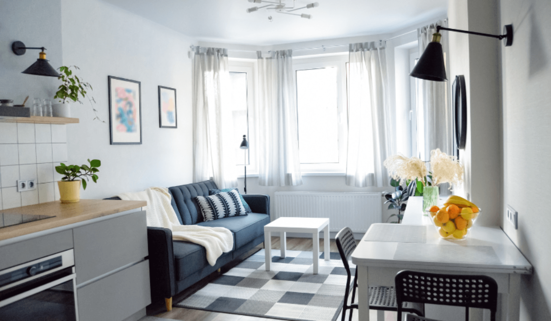 Studio rangé et décoré de manière simple et efficace