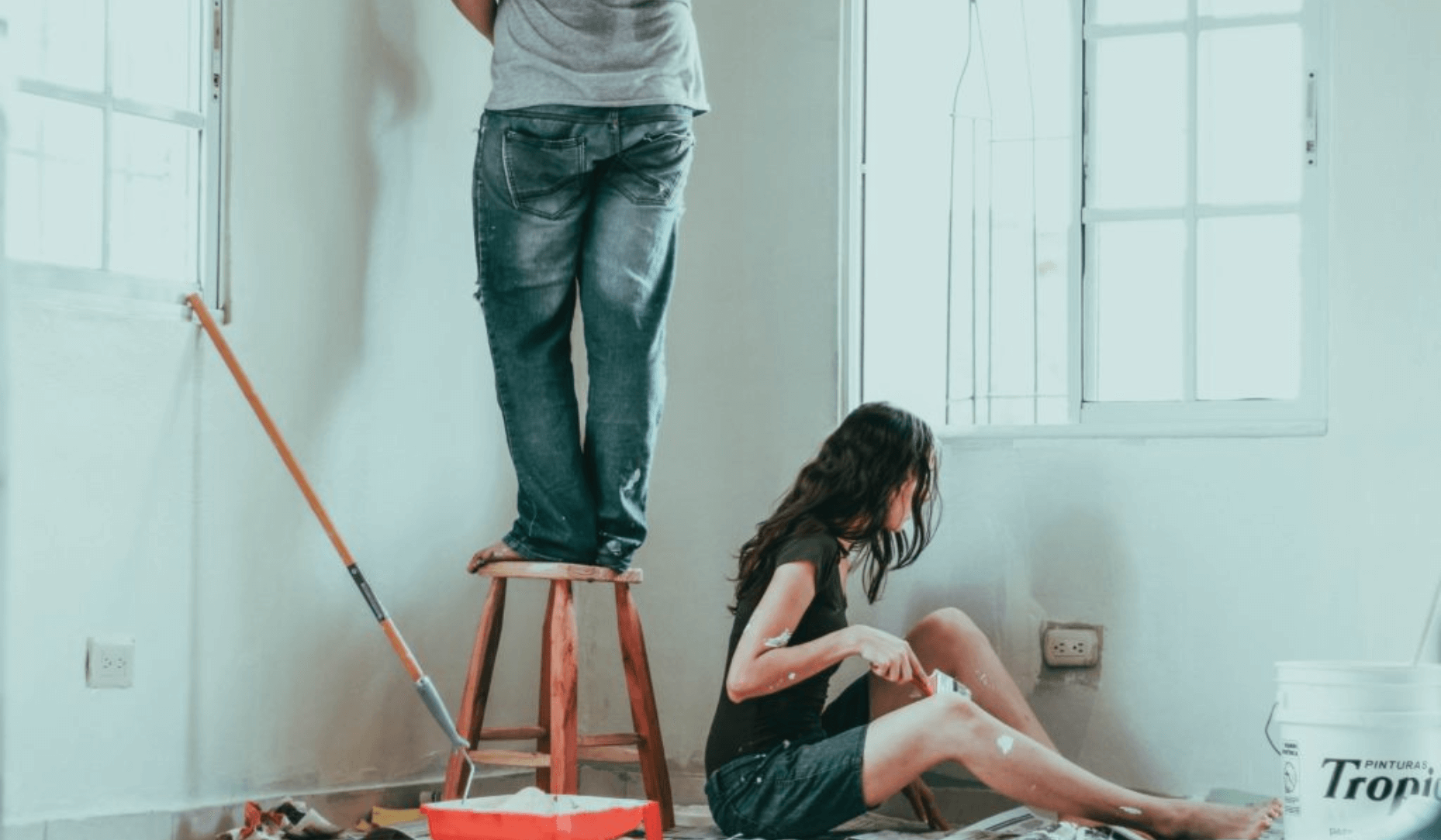 Un couple qui peint leur mur