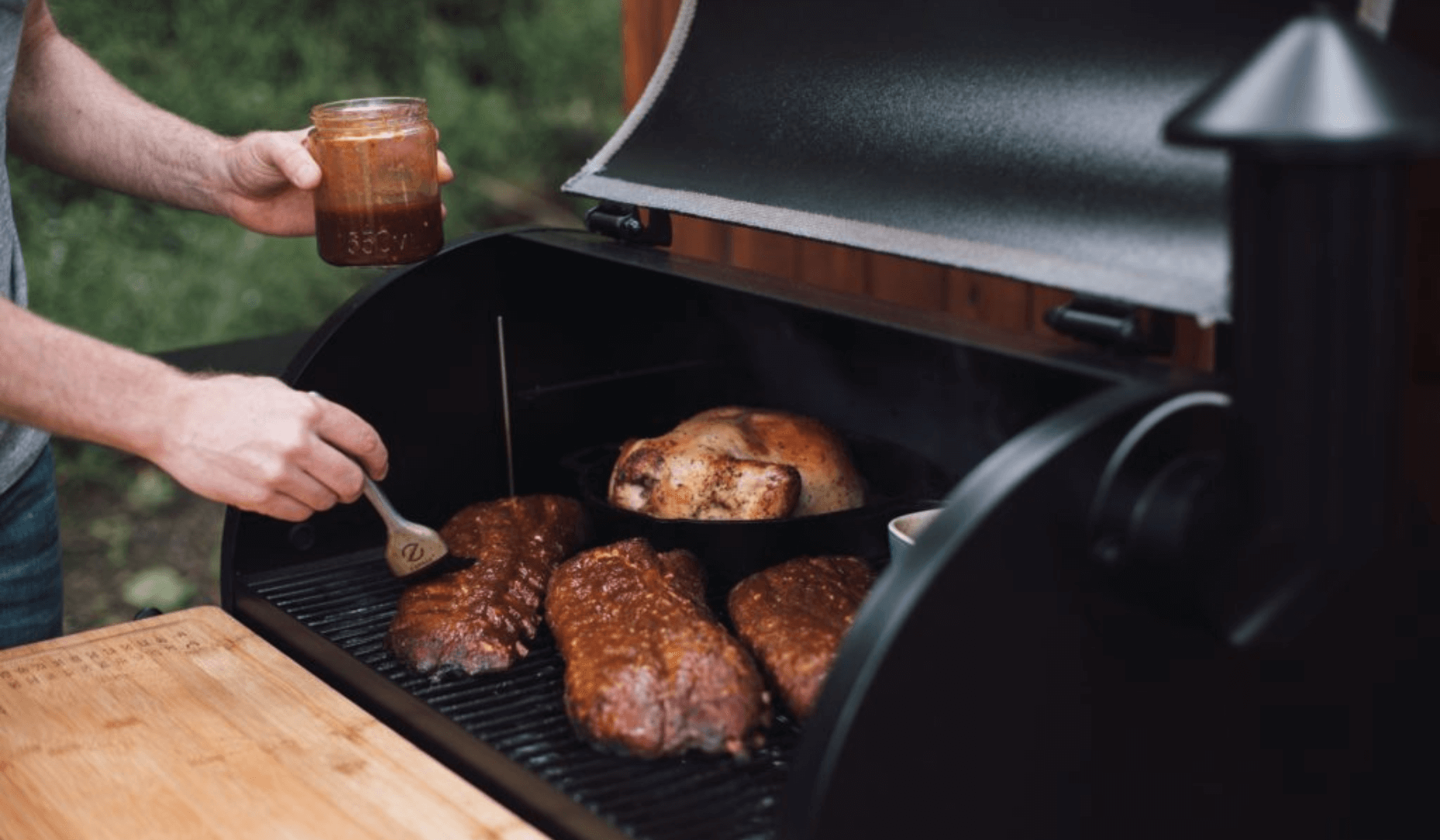 Un locataire fait un barbecue sur sa terrasse