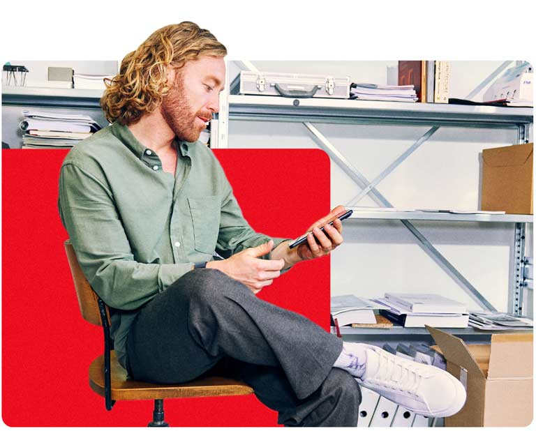 Junger Unternehmer überprüft seine Informationen zur Gewerbemietgarantie auf seinem Smartphone