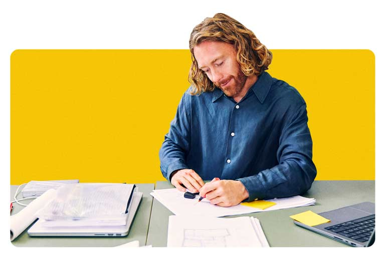 Jungunternehmer arbeitet in seinen neuen Geschäftsräumen