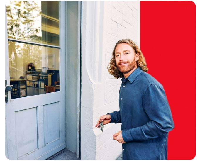 Vermieter informiert sich über sein Tablet über die Mietgarantie ohne Bankkaution