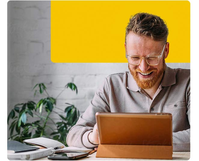 Besitzer nutzt sein Tablet