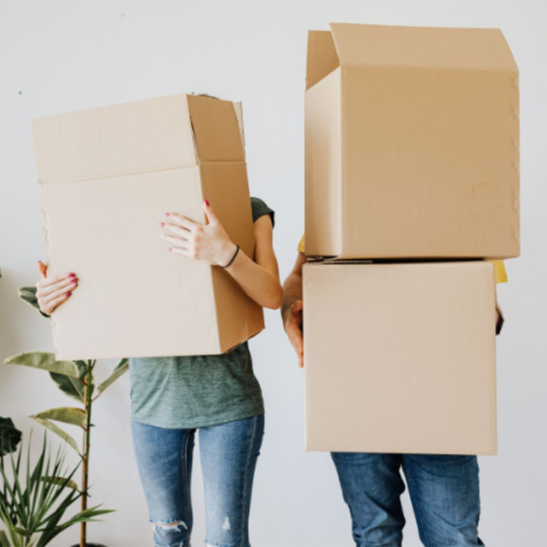 Deux personnes se cachant derrière des cartons