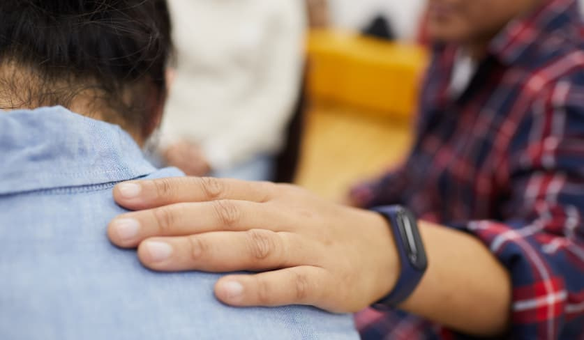 Unterstützende Geste im Aufnahmezentrum MalleyPrairie im Kanton Waadt